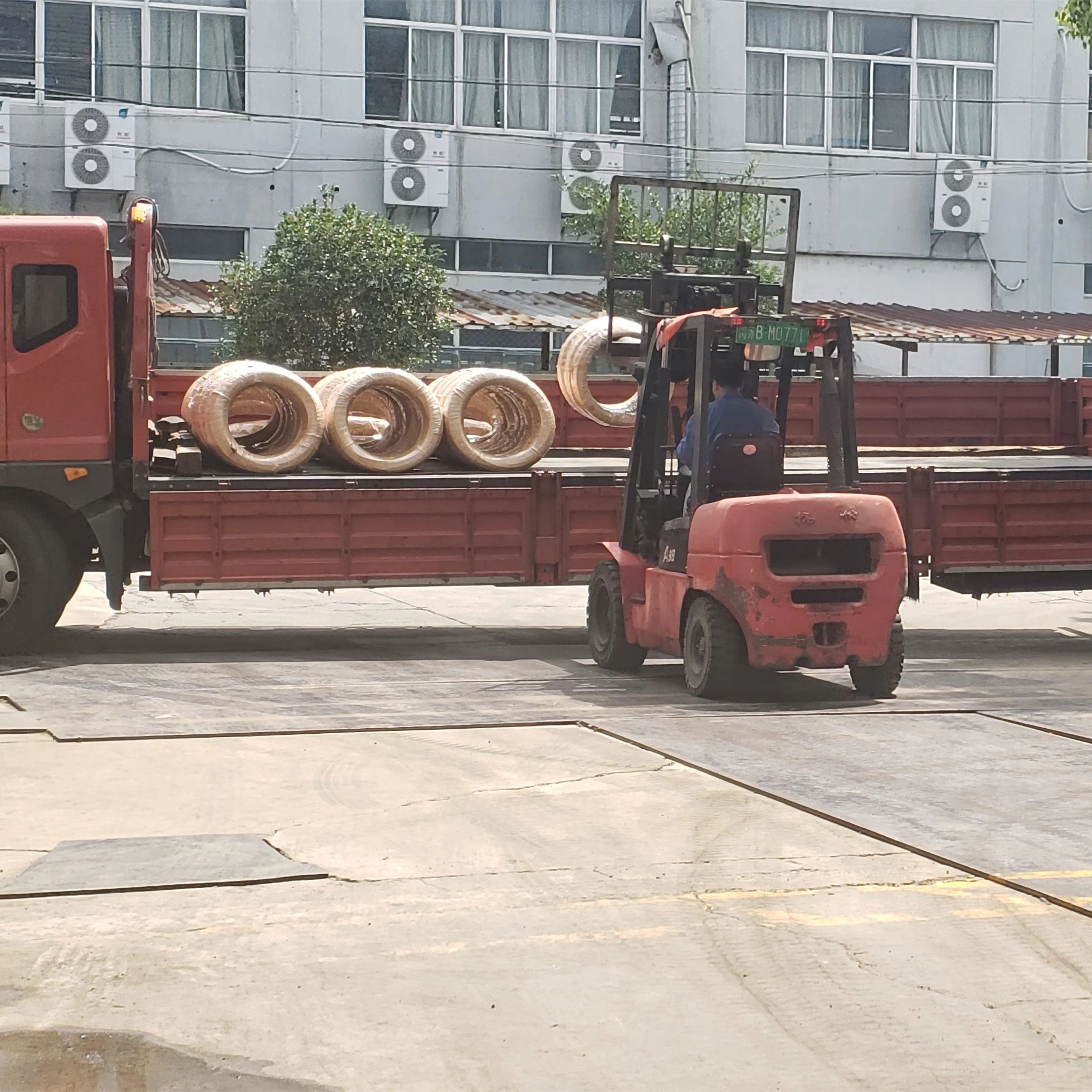 Um pedido de fio de aço está sendo carregado e enviado