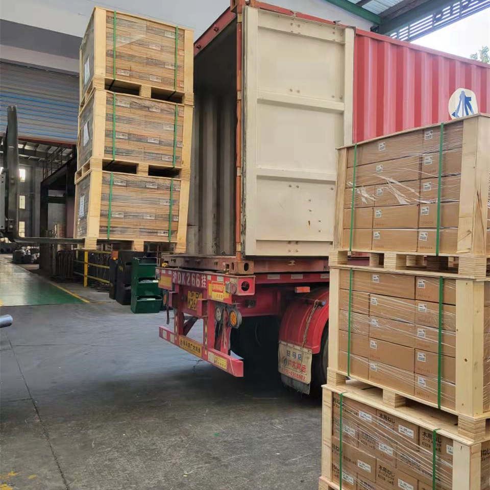 Um lote de produtos de parafuso exigidos por clientes japoneses está sendo em...